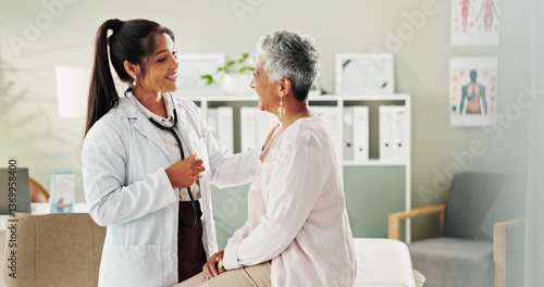 Schilderij op canvas Woman, doctor and mature patient for consulting, support or conversation with checkup appointment in office