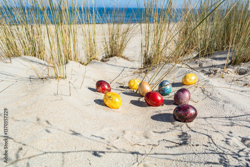 Bunte Ostereier in den Dünen, am Strand in Thiessow auf Rügen