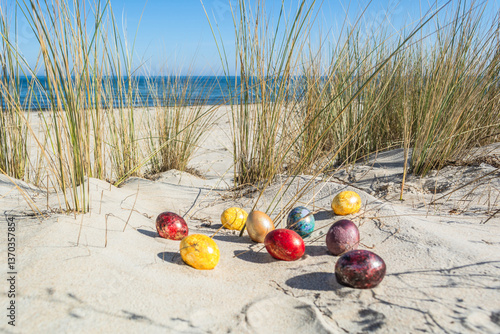 Bunte Ostereier in den Dünen, am Strand in Thiessow auf Rügen