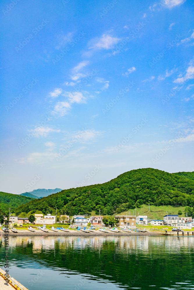 Fototapeta premium 北海道羅臼の小さな漁港 まつのり 