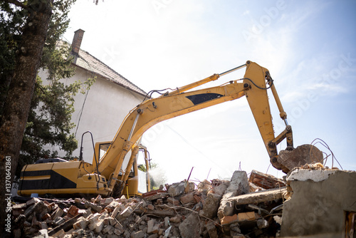 Φωτογραφία Heavy machinery removes debris from a building site in urban area during the day