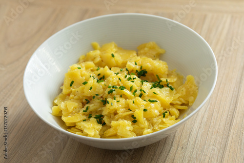 Echter Schwäbischer Kartoffelsalat in einer Schüssel.