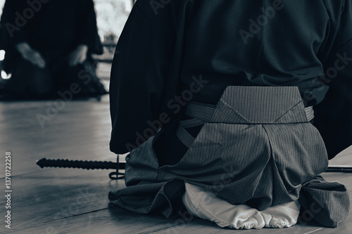日本刀と正座をする人物
