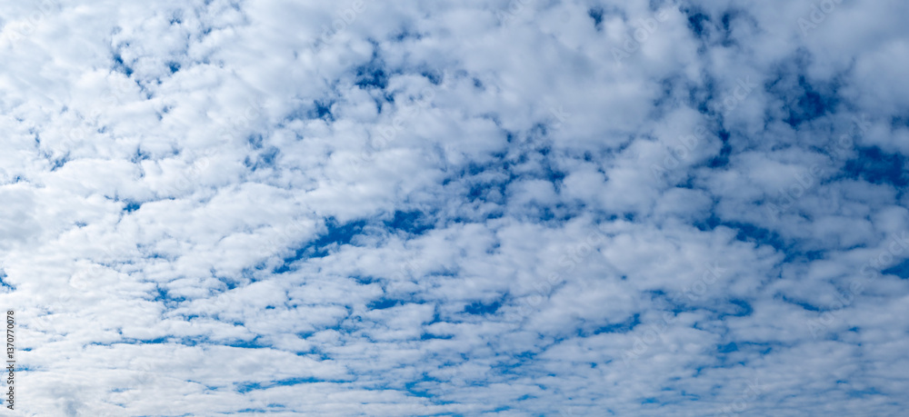 Lockere weiße Wolken am blauen Himmel Lockere weiße Wolken am blauen Himmel