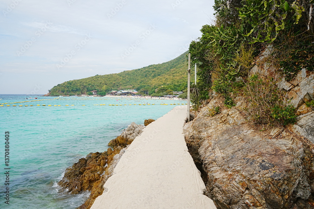 Tien Beach on Lan Island in Pattaya, Thailand - タイ パタヤ ラン島 ティエンビーチ
