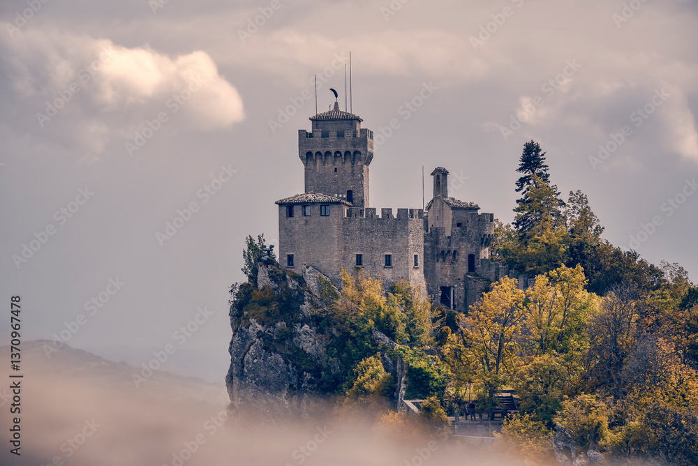 Fototapeta premium Rocca cesta, einer der 3 Türme auf dem Monte Titano in der ältesten bestehenden Republik der Welt (San Marino) fotografiert vom Rocca o Guaita oder auch Prima Torre