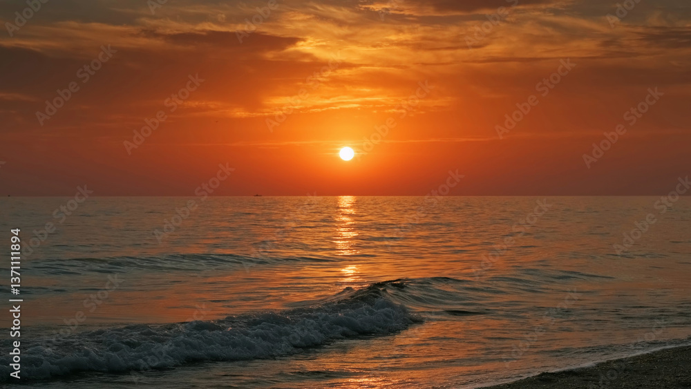 Obraz premium Sunset over sea with vibrant colors