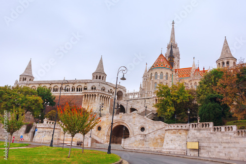 Obraz na płótnie Matthias Church and the Bastion in Budapest Hungary. Majestic stone Hungarian structures, a testament to history, rise above the surrounding landscape w salonie