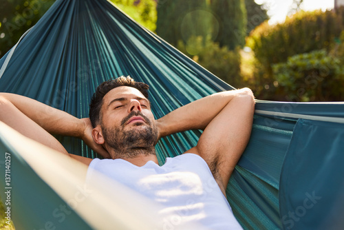 Foto Handsome man sleeping in hammock in the backyard