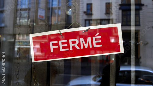Fototapeta Naklejka Na Ścianę i Meble -  closed sign in French