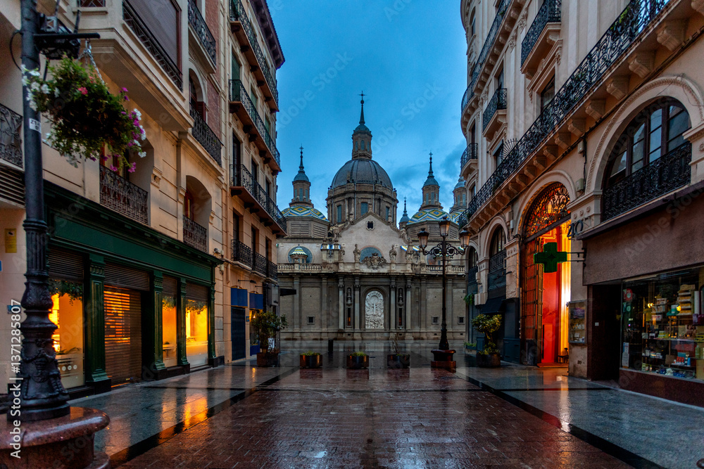 Fototapeta premium Early morning in Zaragoza