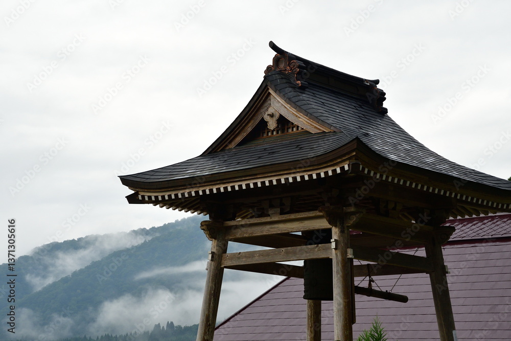 Fototapeta premium 岩谷山 平等寺薬師堂（新潟県）