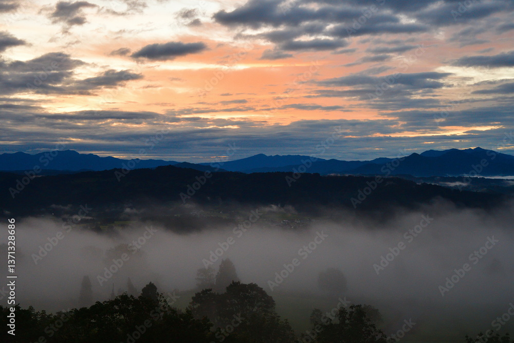 Obraz premium 山本山高原から見る朝日（新潟県）