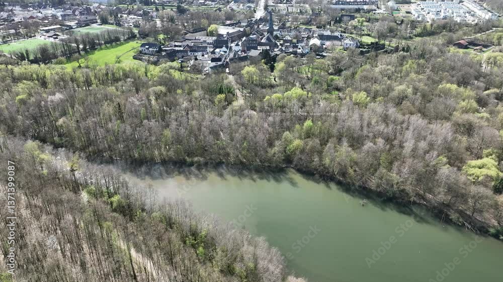 Drohnenvideo: Kasterer See und Alt-Kaster bei Bedburg aus der Luft. Atemberaubende Drohnenaufnahmen des Kasterer Sees und der historischen Altstadt von Alt-Kaster in Bedburg, Nordrhein-Westfalen. Drohnenvideo: Kasterer See und Alt-Kaster bei Bedburg aus der Luft. Atemberaubende Drohnenaufnahmen des Kasterer Sees und der historischen Altstadt von Alt-Kaster in Bedburg, Nordrhein-Westfalen.