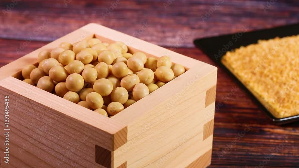枡に盛った大豆と味噌パウダー　回転