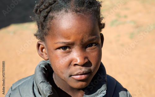 Foto Portrait of Village orphan single african child girl with braids hairstyle, stan