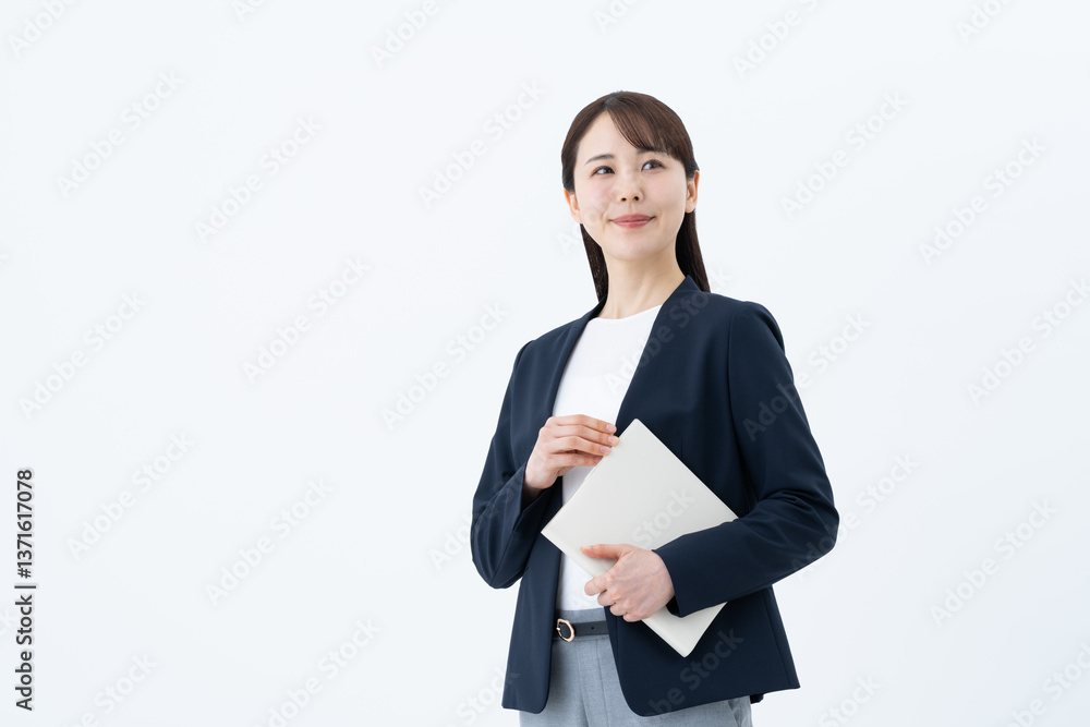 手帳を持つビジネスウーマン 手帳を持つビジネスウーマン