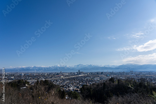 呉羽山から望む富山市街地と北陸新幹線、立山連峰