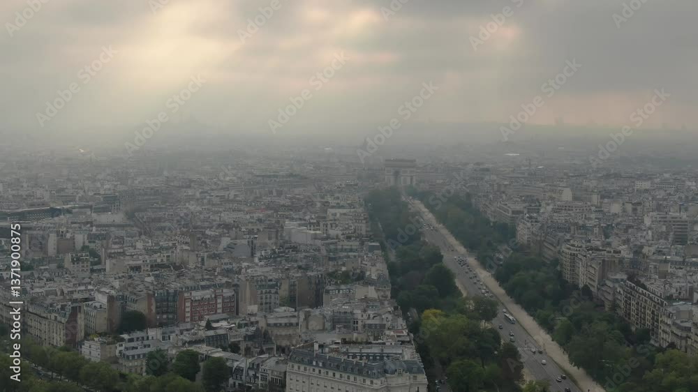 Prise de vue aérienne par drone de Paris, dans la brume du matin, Prise de vue aérienne par drone de Paris, dans la brume du matin,