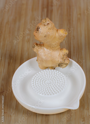 Obraz na płótnie Ceramic ginger grater an a ginger root w salonie