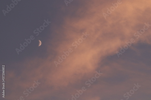 Wallpaper Mural cielo rosso con luna al tramonto Torontodigital.ca