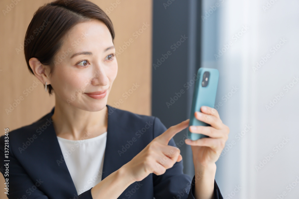 スマホを使うビジネス女性 スマホを使うビジネス女性