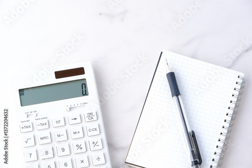 Wallpaper Mural 電卓とペン、メモ帳で家計をやりくりしているイメージ
 Torontodigital.ca