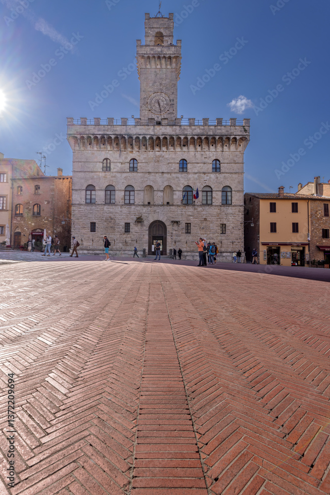 Obraz premium Palazzo Comunale on the Piazza Grande in Montepulciano in the Val d'Orcia in Tuscany, Italy.
