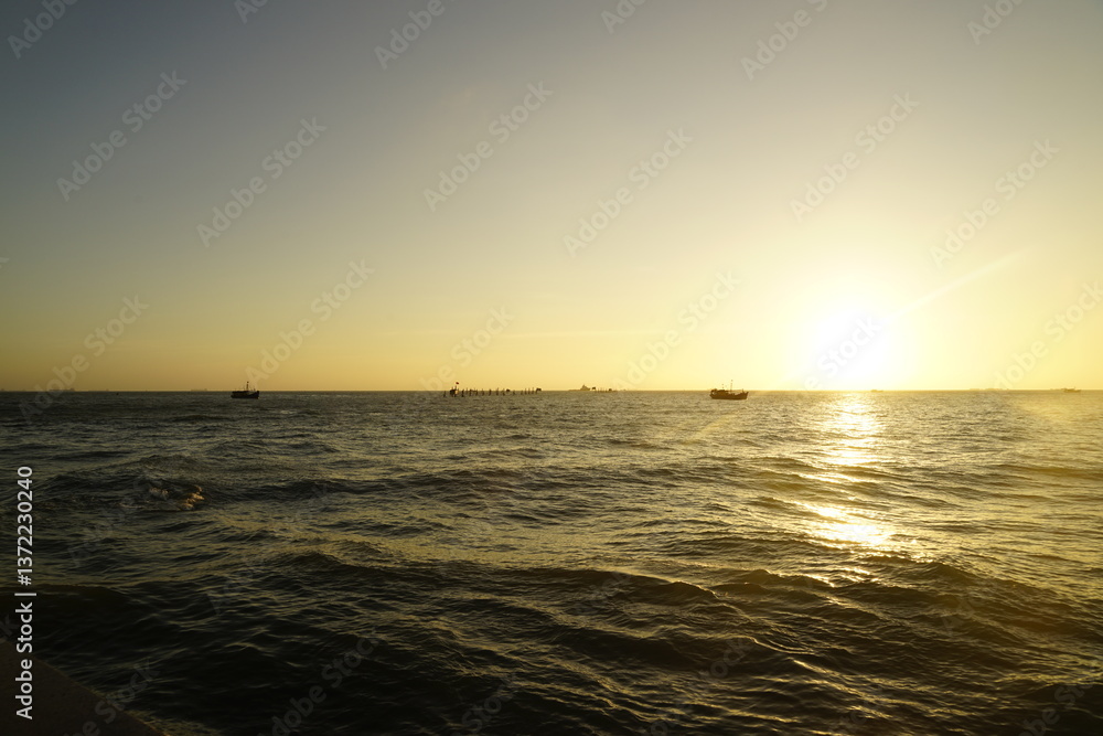 Naklejka premium sky, landscape, cloud, beautiful, butterfly, nature, ocean, sunrise on the sea, travel, ocean waves, yellow, vast, water waves, sun, sunrise, morning, sea, sunset,