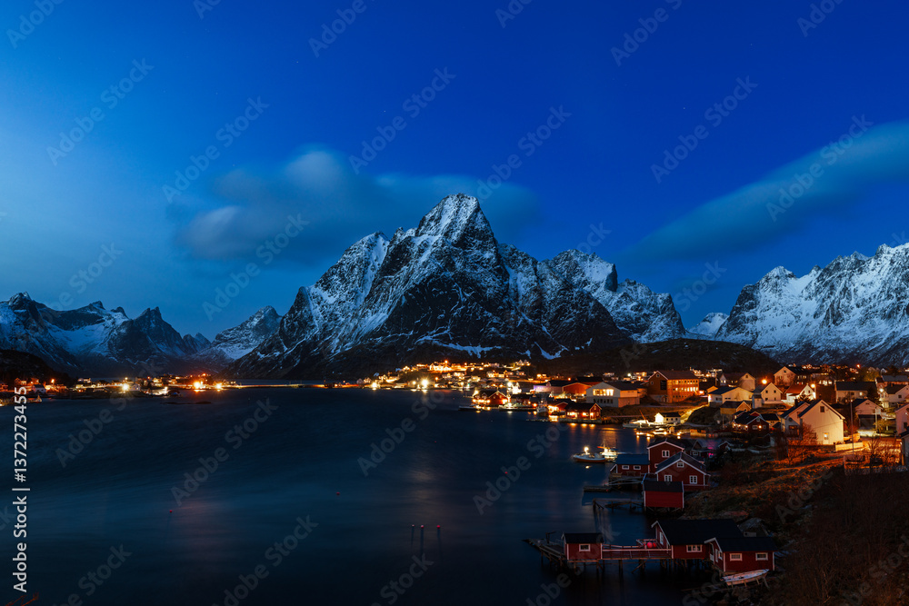 Naklejka premium Das Dorf Reine auf den Lofoten im Winter zur blauen Stunde mit atmosphärischer Beleuchtung 