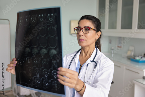 Canvastavla Focused senior neurologist doctor woman in glasses studying radiology examinatio