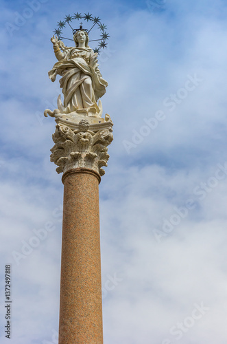 Obraz na płótnie Statue of the Madonna dello Stellario on a pillar in Lucca, Italy w salonie