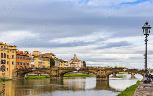 Obraz na płótnie Street light, bridge and historic buildings at the river in Florence, Italy w salonie