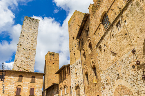Obraz na płótnie Duomo square with many historic towers in San Gimignano, Italy w salonie