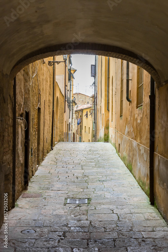 Obraz na płótnie Arch over a narrow old street in historic city Volterra, Italy w salonie
