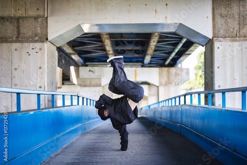 ストリートでブレイクダンスパフォーマンスをする日本人の若者