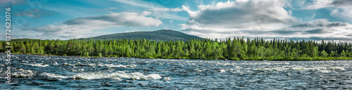 Landschaft am Fluss Piteälven in Schwedisch Lappland