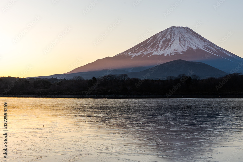 冬の精進湖と富士山
冬の精進湖と富士山