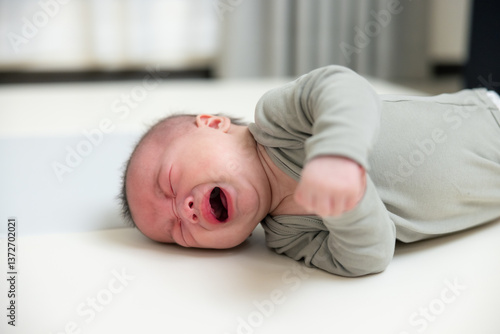 Obraz na płótnie Newborn baby crying loudly on soft carpet w salonie