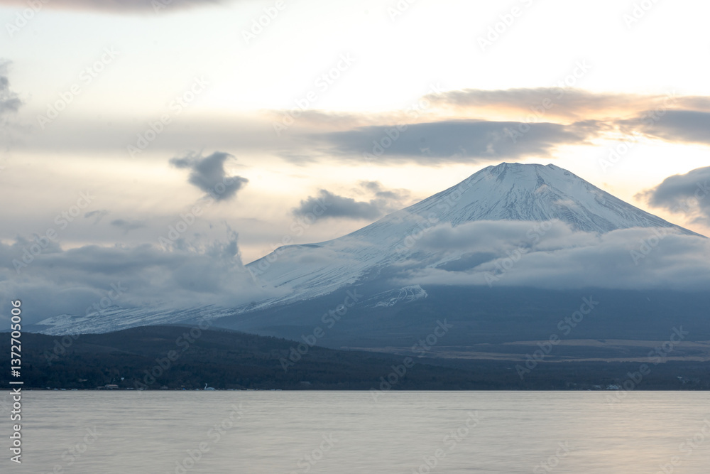 冬の山中湖と富士山の夕景
冬の山中湖と富士山の夕景