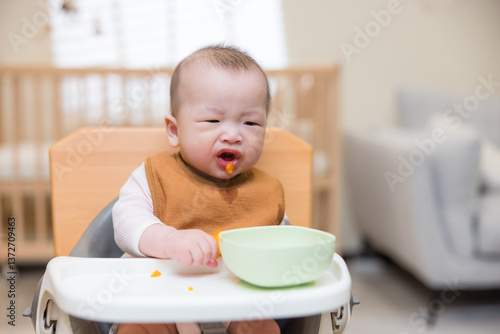 Obraz na płótnie Baby sitting at table with feeding bowl w salonie