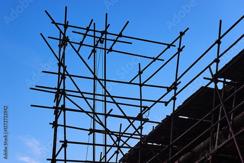 Obraz na płótnie Scaffolding at a construction site looking unsafe w salonie