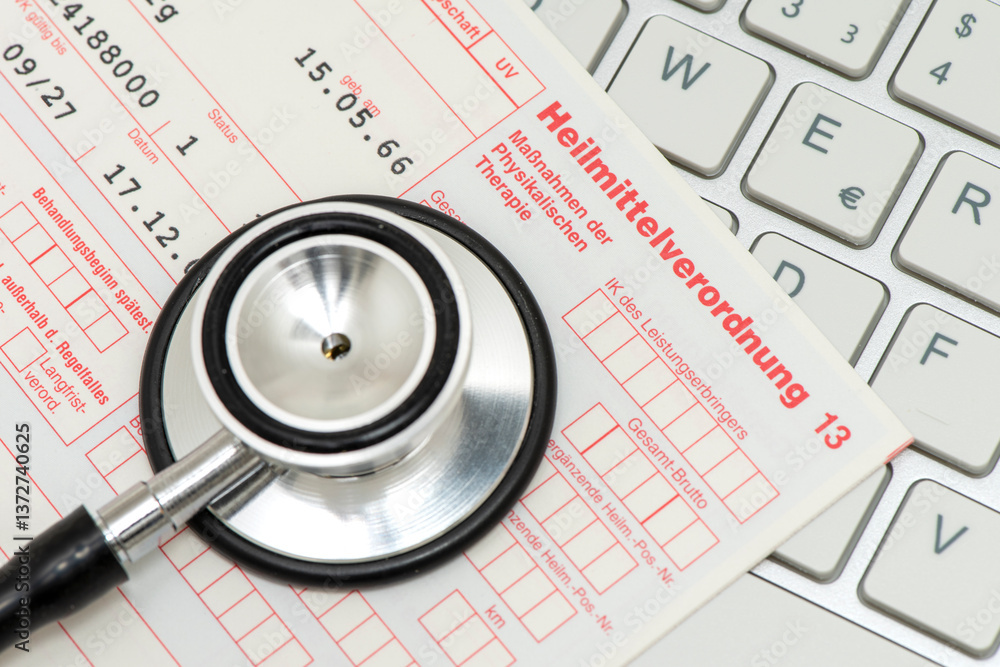 Ein medizinisches Stethoskop und ein Formular für Heilmittelverordnung liegen auf einer Tastatur als Symbol für Bürokratie im Gesundheitswesen