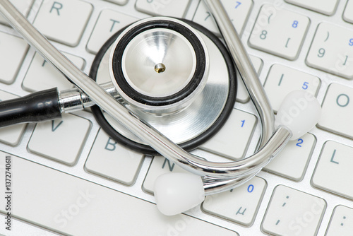 Obraz na płótnie Ein medizinisches Stethoskop liegt auf einer Tastatur als Symbol für Bürokratie im Gesundheitswesen w salonie