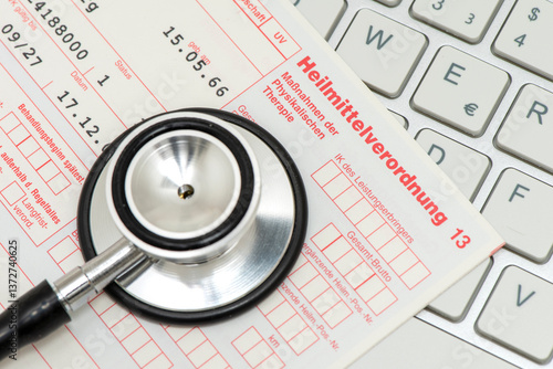 Obraz na płótnie Ein medizinisches Stethoskop und ein Formular für Heilmittelverordnung liegen auf einer Tastatur als Symbol für Bürokratie im Gesundheitswesen w salonie