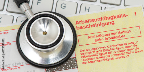 Obraz na płótnie Ein medizinisches Stethoskop und ein Formular für Arbeitsunfähigkeitsbescheinigung liegen auf einer Tastatur als Symbol für Bürokratie im Gesundheitswesen w salonie