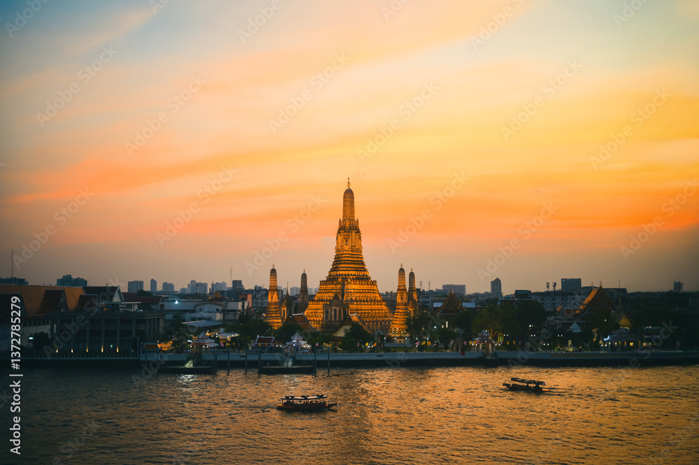 Wat Arun Ratchawararam, Temple of Dawn famous tourist landmark. Bangkok, Thailand.