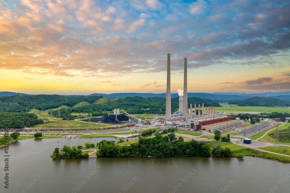 Obraz premium Electric energy production from fossil fuel. Kingston power station in Roane County near Kingston, Tennessee. Major coal-fired power plant producing electricity
