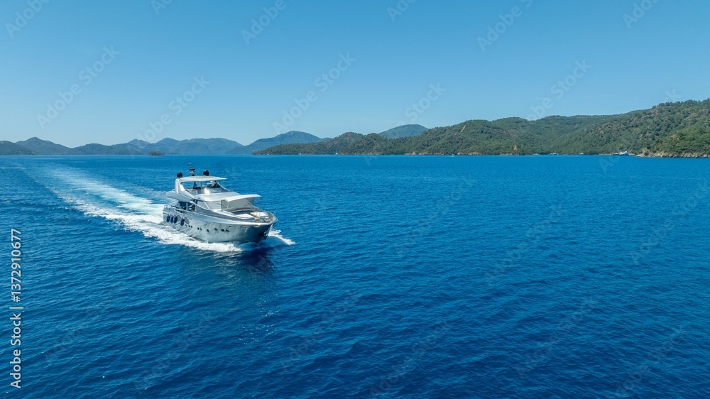 Naklejka premium Luxury yacht cruising in blue waters