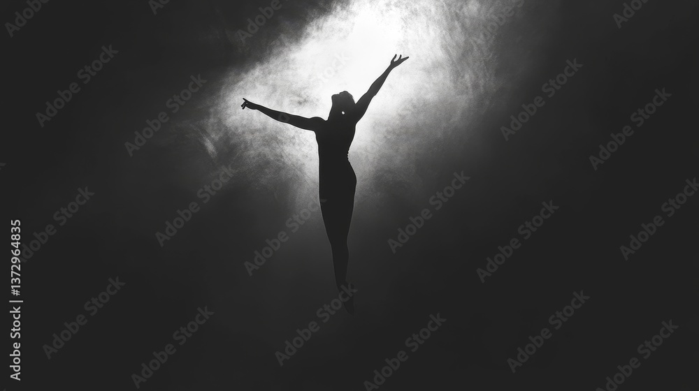 Naklejka premium Silhouette of a person with arms raised against a bright